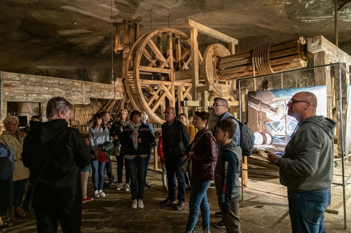 Turyści oglądają Kierat konny w Kopalni Soli, w Muzeum